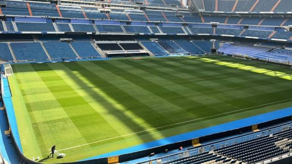 Imagen del estadio Santiago Bernabéu con el césped recién cambiado.