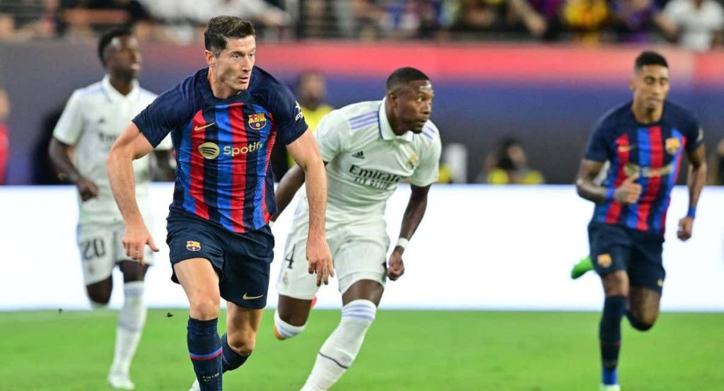 Lewandowski con el balón en un Clásico en Las Vegas.