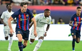 Lewandowski con el balón en un Clásico en Las Vegas.