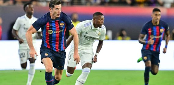 Lewandowski con el balón en un Clásico en Las Vegas.