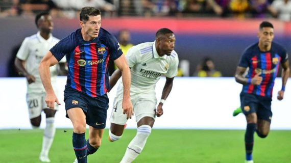 Lewandowski con el balón en un Clásico en Las Vegas.