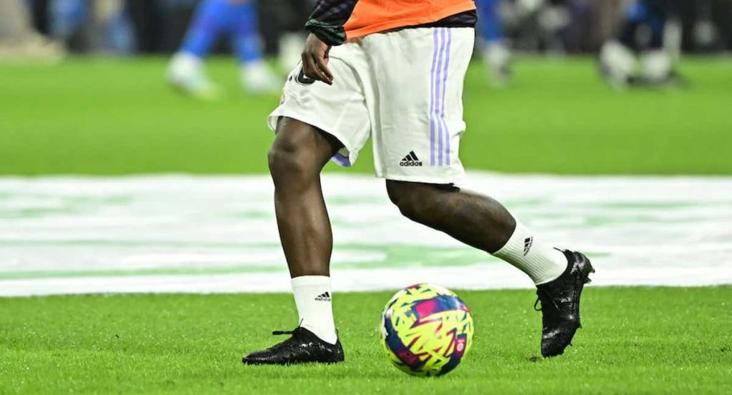 Vinicius juega contra el Valencia con botas completamente negras.