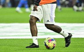 Vinicius juega contra el Valencia con botas completamente negras.