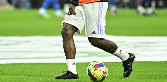 Vinicius juega contra el Valencia con botas completamente negras.