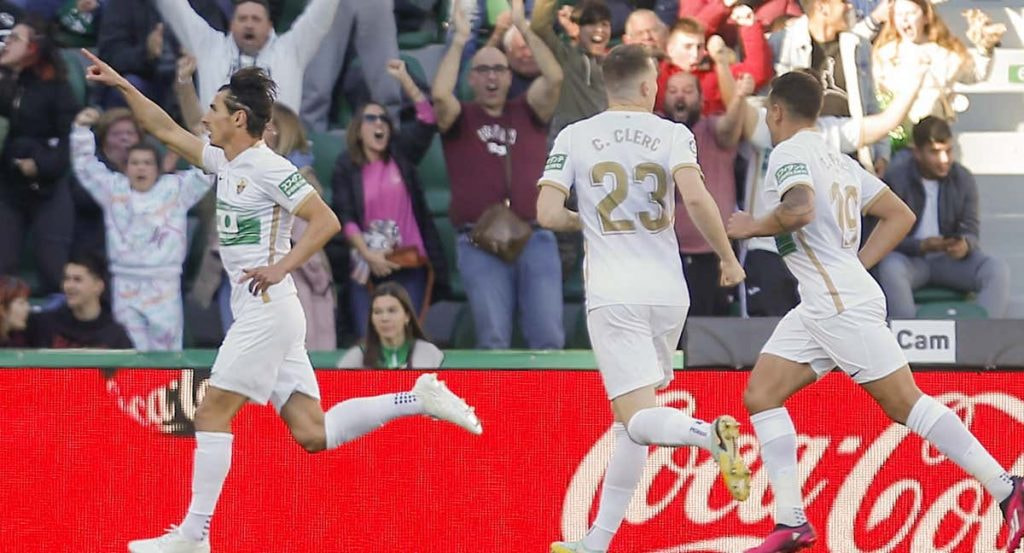 Carlos Clerc (medio) celebra uno de los goles de Pere Milla frente al Villarreal