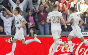 Carlos Clerc (medio) celebra uno de los goles de Pere Milla frente al Villarreal