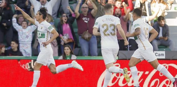 Carlos Clerc (medio) celebra uno de los goles de Pere Milla frente al Villarreal