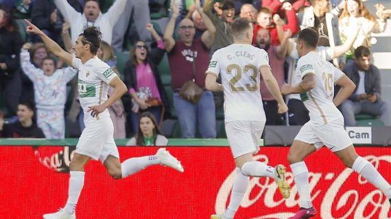 Carlos Clerc (medio) celebra uno de los goles de Pere Milla frente al Villarreal