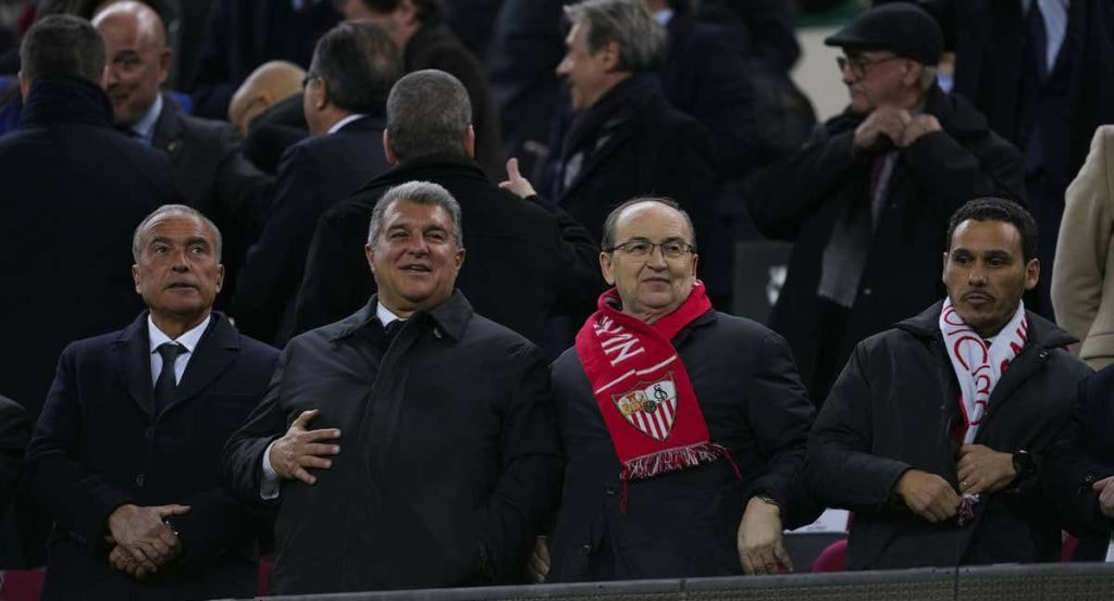 El presidente del Sevilla, José Castro, junto a Joan Laporta.