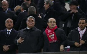 El presidente del Sevilla, José Castro, junto a Joan Laporta.