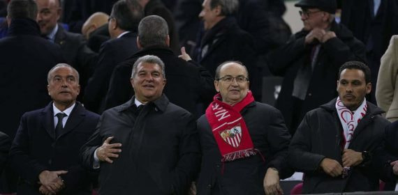 El presidente del Sevilla, José Castro, junto a Joan Laporta.