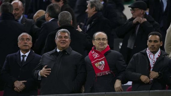 El presidente del Sevilla, José Castro, junto a Joan Laporta.