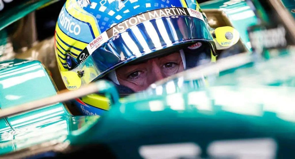 Fernando Alonso abordo de su nuevo Aston Martin.