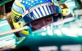 Fernando Alonso abordo de su nuevo Aston Martin.