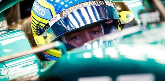 Fernando Alonso abordo de su nuevo Aston Martin.