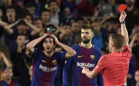 Imagen genérica de un colegiado expulsando a un futbolista del Barcelona del año 2018.