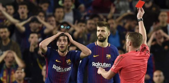 Imagen genérica de un colegiado expulsando a un futbolista del Barcelona del año 2018.