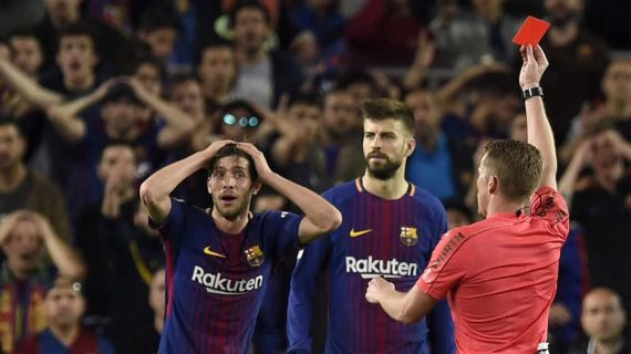 Imagen genérica de un colegiado expulsando a un futbolista del Barcelona del año 2018.