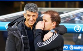 Imanol y Jagoba Arrasate se abrazan antes de un Real - Osasuna.