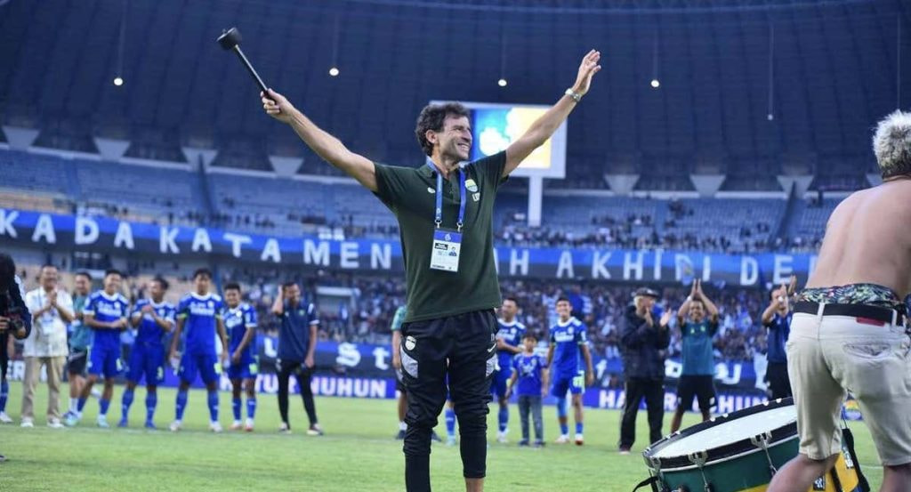 Luis Milla celebrando una victoria del Persib