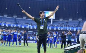 Luis Milla celebrando una victoria del Persib