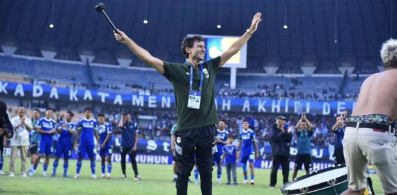 Luis Milla celebrando una victoria del Persib