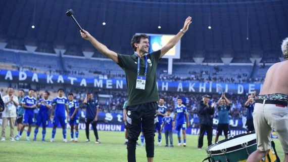 Luis Milla celebrando una victoria del Persib