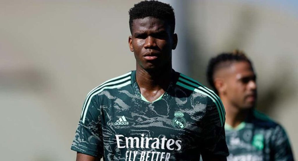 Marvel entrenando con el primer equipo del Real Madrid.