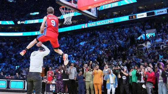 Mac McClung, ayer, durante el concurso de mates.