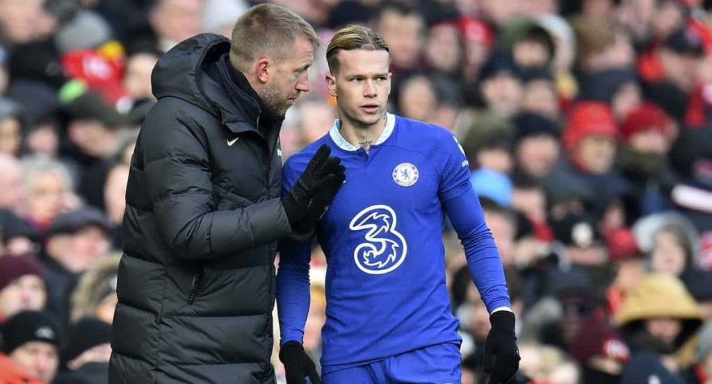 Graham Potter dando órdenes a Mudryk