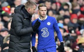 Graham Potter dando órdenes a Mudryk