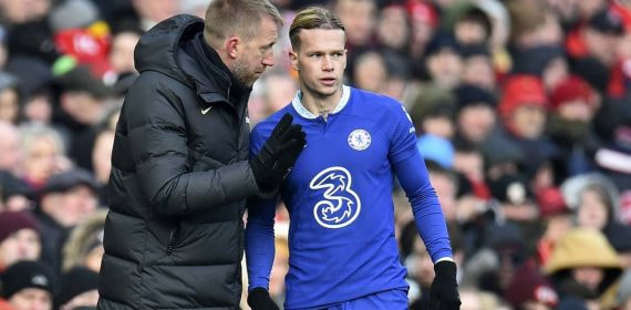 Graham Potter dando órdenes a Mudryk