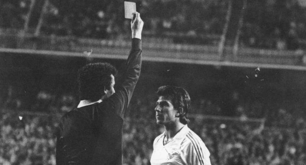 El árbitro Enríquez Negreira, enseña una de las tarjetas amarillas que supusieron la expulsión de Juanito.