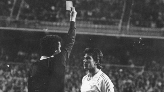 El árbitro Enríquez Negreira, enseña una de las tarjetas amarillas que supusieron la expulsión de Juanito.