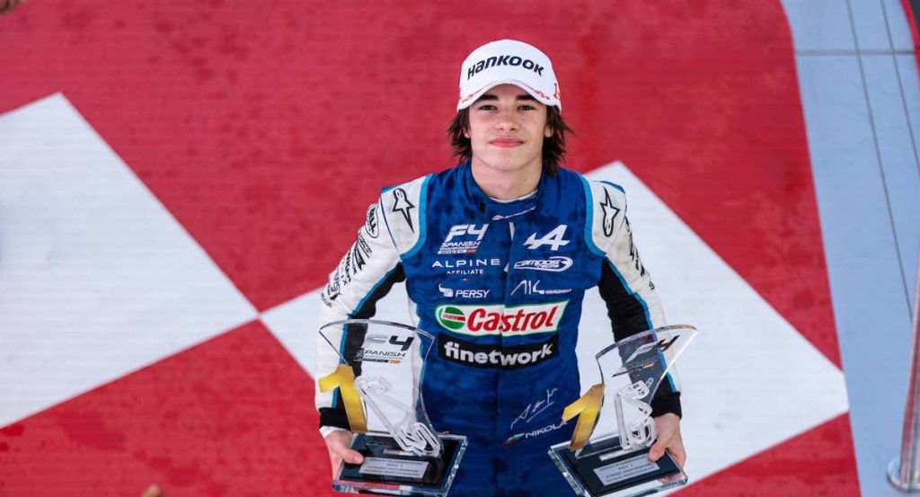 Nikola Tsolov celebra el título de campeón de la F4 española en 2022.
