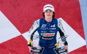 Nikola Tsolov celebra el título de campeón de la F4 española en 2022.