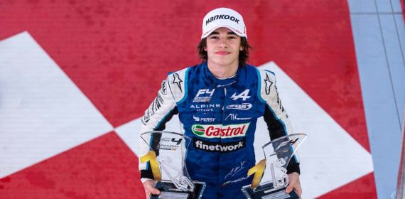 Nikola Tsolov celebra el título de campeón de la F4 española en 2022.