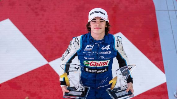 Nikola Tsolov celebra el título de campeón de la F4 española en 2022.