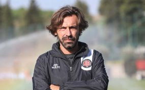 Pirlo posa vestido con el chándal de su equipo, el Fatih Karagümrük de la Super Liga turca.