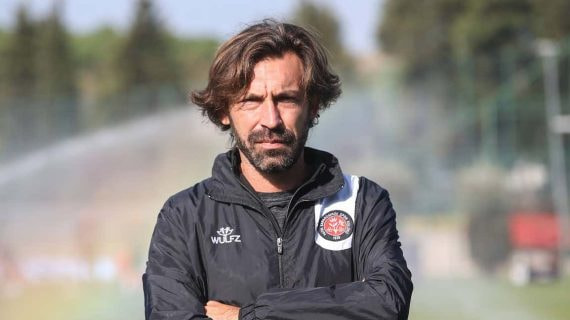 Pirlo posa vestido con el chándal de su equipo, el Fatih Karagümrük de la Super Liga turca.
