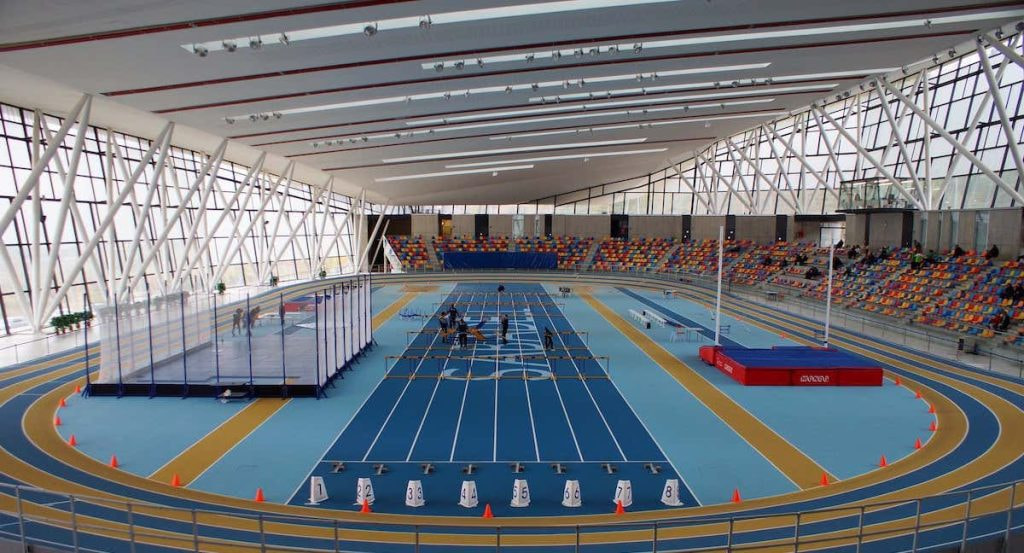 Imagen de una pista de atletismo cubierta.