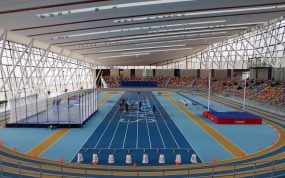 Imagen de una pista de atletismo cubierta.