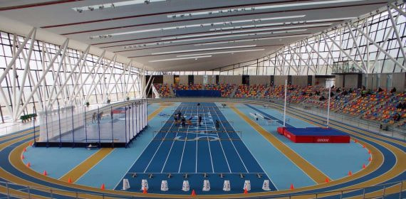 Imagen de una pista de atletismo cubierta.