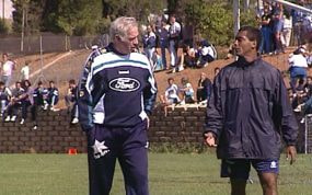 Romario, con Luis Aragonés, en la famosa escena de 'Mírame a los ojitos'.