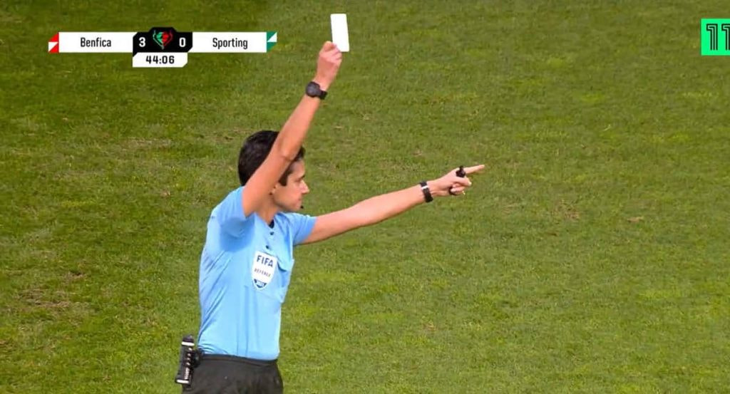 La árbitra muestra una tarjeta blanca.