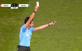La árbitra muestra una tarjeta blanca.