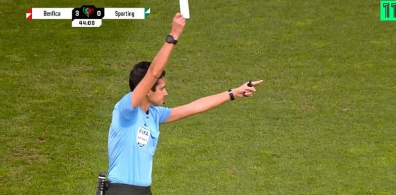 La árbitra muestra una tarjeta blanca.