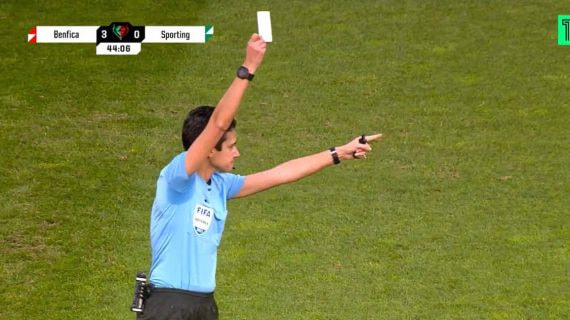 La árbitra muestra una tarjeta blanca.