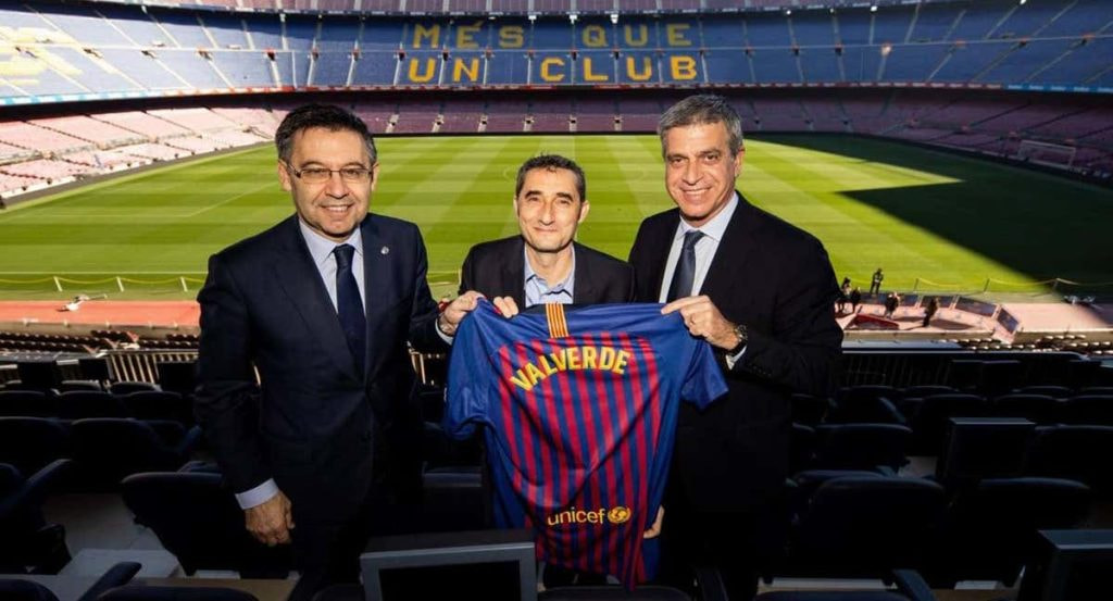 Ernesto Valverde posa con Bartomeu tras su renovación con el club catalán.