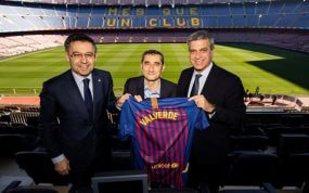 Ernesto Valverde posa con Bartomeu tras su renovación con el club catalán.